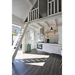 Cozy Holiday Home Near The Beach And Center